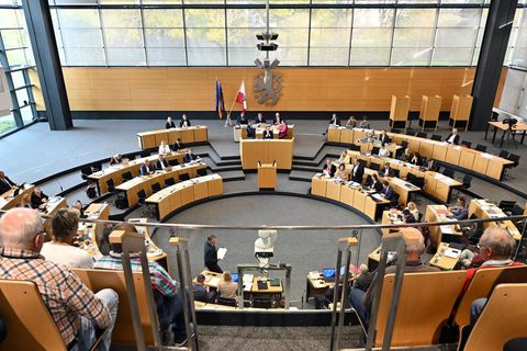 Im Thüringer Landtag ringen die Abgeordneten um eine Lösung für Entlastungen bei der Grundsteuer. (Symbolbild) Foto: Martin Schu