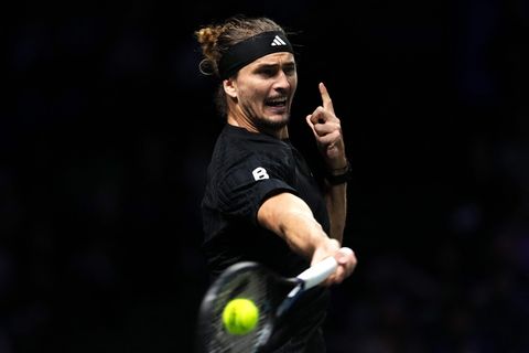 Alexander Zverev tat sich in seinem Auftaktmatch in Paris schwer. Foto: Dimitar Dilkoff/AFP/dpa Alexander Zverev tat sich in seinem Auftaktmatch in Paris schwer. Foto: Dimitar Dilkoff/AFP/dpa
