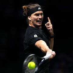 Alexander Zverev tat sich in seinem Auftaktmatch in Paris schwer. Foto: Dimitar Dilkoff/AFP/dpa