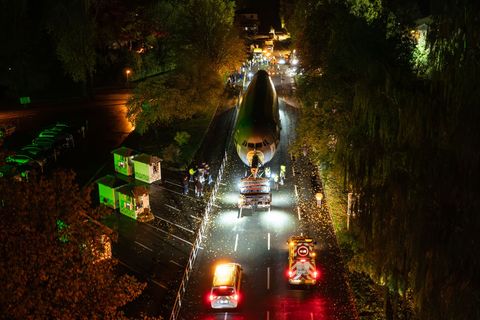 Innerhalb von drei Nächten wurde der Flieger zum Safaripark in der Südheide gebracht. Foto: Philipp Schulze/dpa Innerhalb von drei Nächten wurde der Flieger zum Safaripark in der Südheide gebracht. Foto: Philipp Schulze/dpa