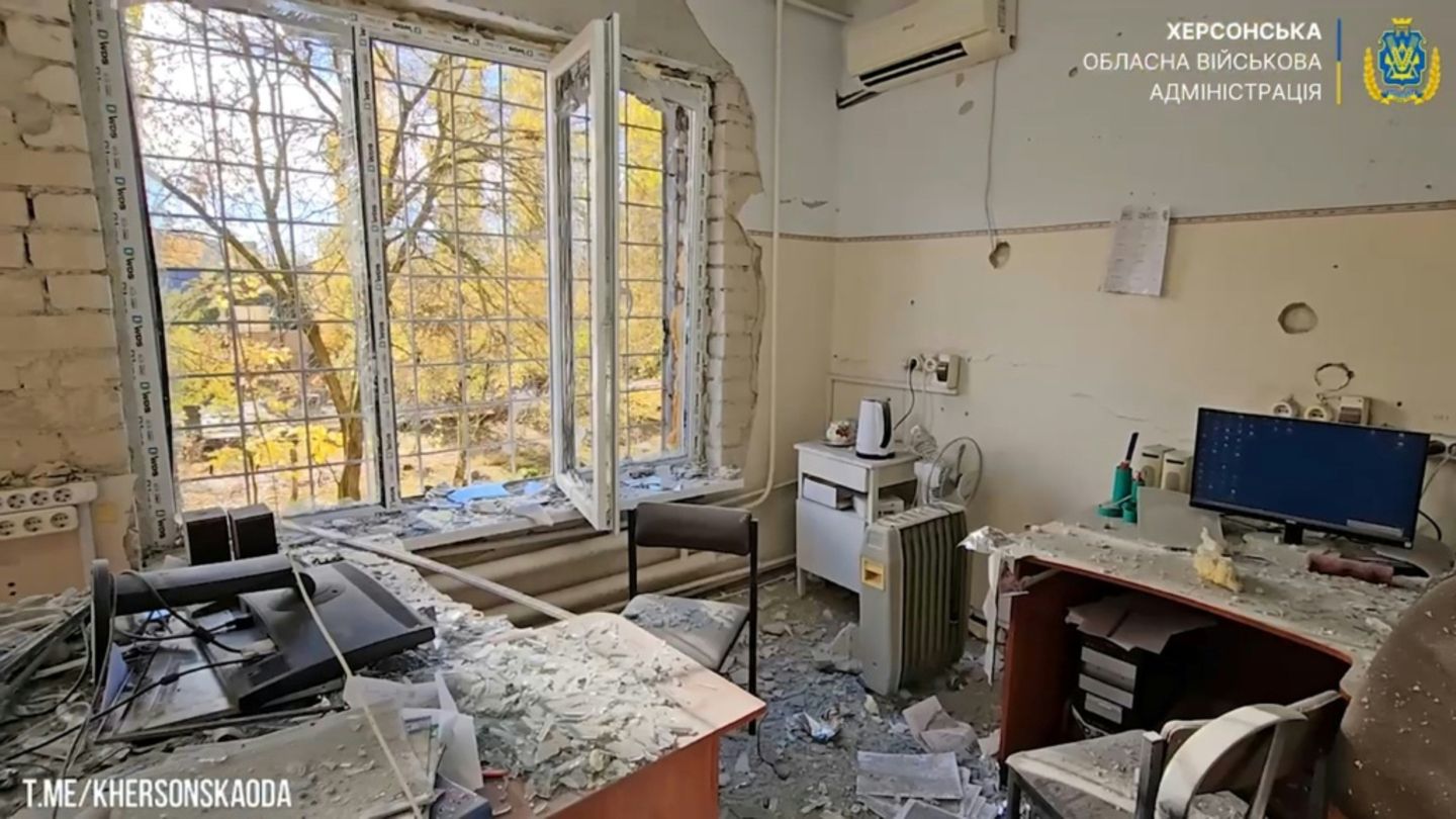 Das Kinderkrankenhaus in Cherson nach dem Angriff Das Kinderkrankenhaus in Cherson nach dem Angriff