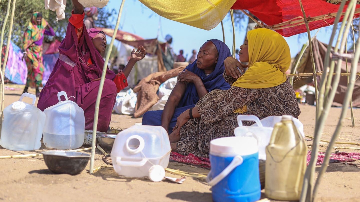 Geflohene aus al Faschir im Sudan Geflohene Frauen aus al Faschir sitzen in einem Flüchtlingslager im Sudan unter Sonnensegeln