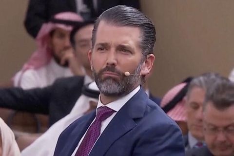 Donald Trump Jr. im Gespräch auf seiner Saudi-Arabien Reise mit ernster Mine.
