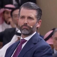 Donald Trump Jr. im Gespräch auf seiner Saudi-Arabien Reise mit ernster Mine.