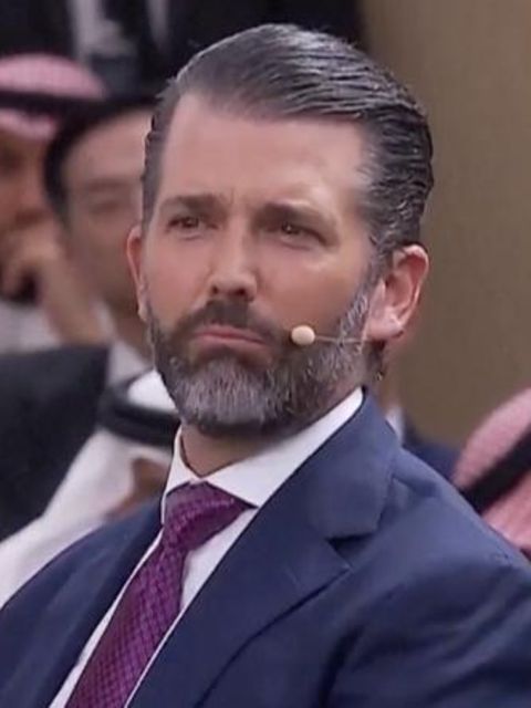 Donald Trump Jr. im Gespräch auf seiner Saudi-Arabien Reise mit ernster Mine.
