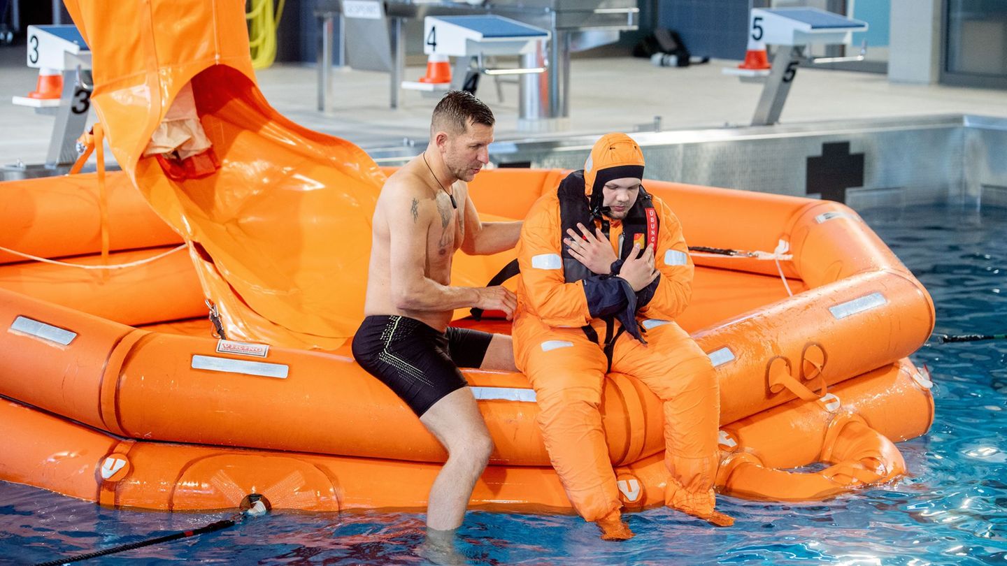 Der Sprung in eine Rettungsinsel in einem Lehrschwimmbecken gehört in Wilhelmshaven zur Grundausbildung neuer Rekruten. Foto: Ha Der Sprung in eine Rettungsinsel in einem Lehrschwimmbecken gehört in Wilhelmshaven zur Grundausbildung neuer Rekruten. Foto: Ha