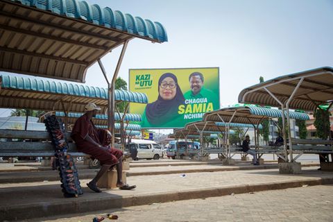 Ein Wahlplakat der Präsidentin Samia Suluhu Hassan