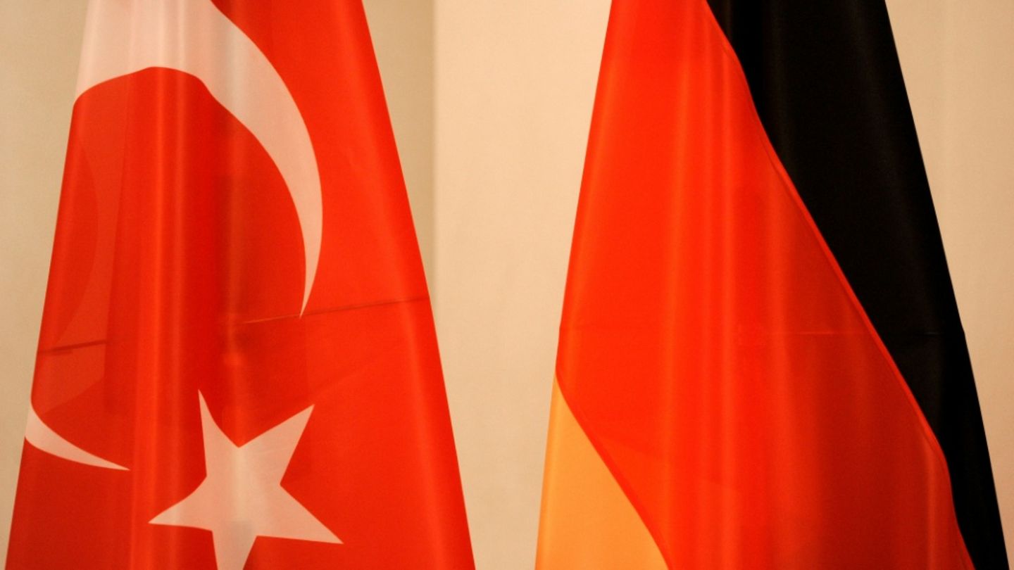 Flaggen der Türkei und Deutschlands (Archivfoto) Flaggen der Türkei und Deutschlands (Archivfoto)