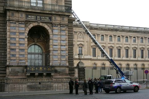 Von den Dieben benutzter Möbelaufzug vor dem Louvre in Paris