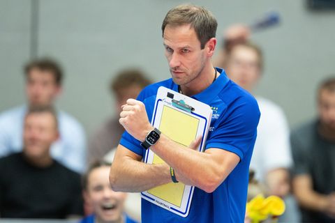 Schwerins Cheftrainer Felix Koslowski verfolgt das Spiel. Foto: Sebastian Kahnert/dpa