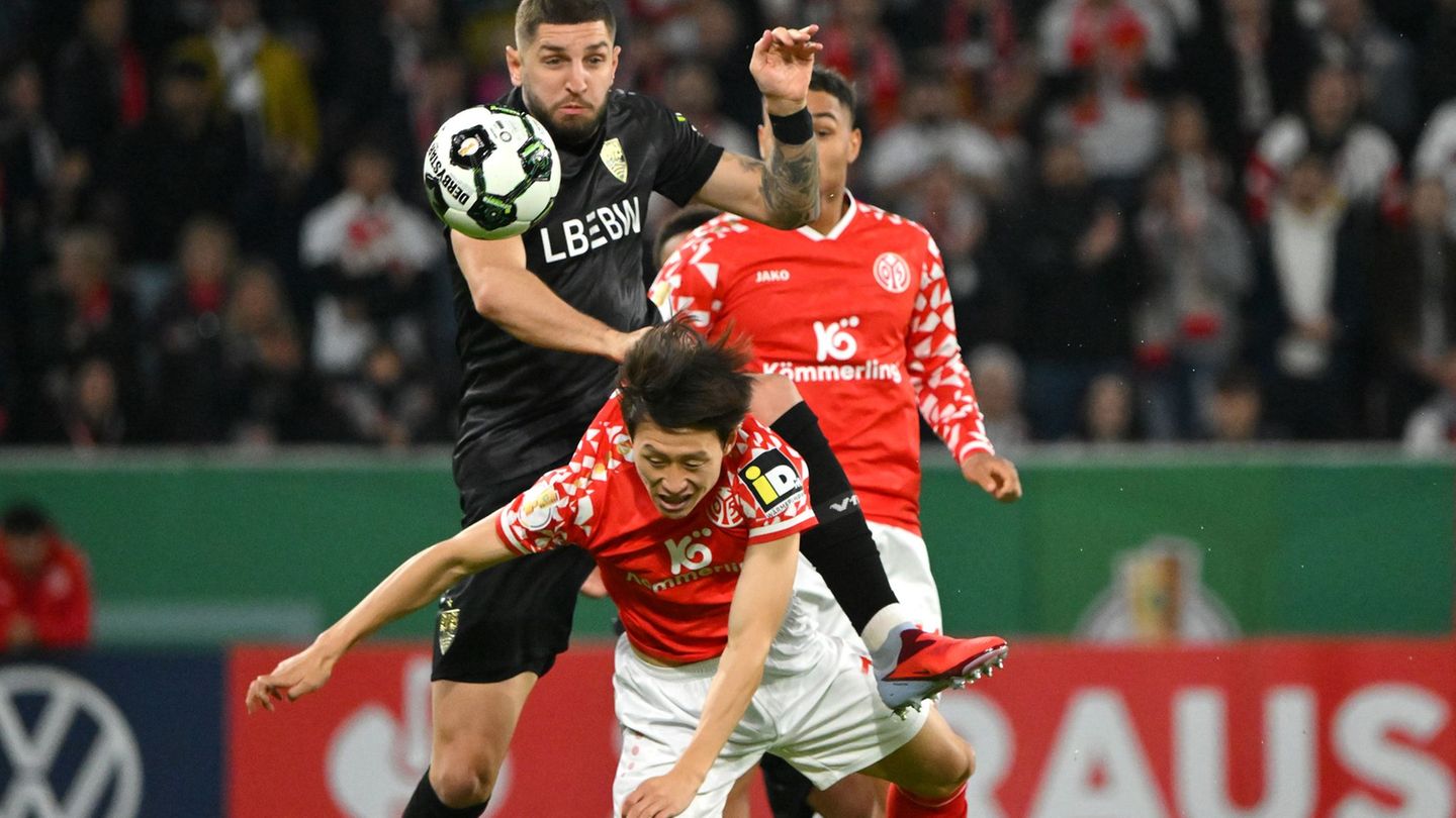 Standen sich nach gerade einmal 72 Stunden erneut gegenüber: der FSV Mainz 05 um Jae-Sung Lee (v.) und der VfB Stuttgart um Jeff Standen sich nach gerade einmal 72 Stunden erneut gegenüber: der FSV Mainz 05 um Jae-Sung Lee (v.) und der VfB Stuttgart um Jeff