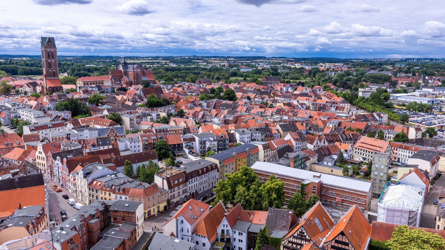 "Wismar ohne Hass und Hetze": Rund 300 Teilnehmer bei Demonstration gegen Merz in Wismar
