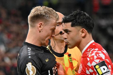 DFB-Pokal VfB Stuttgart gegen FSV Mainz 05 Im DFB-Pokal stehen Chris Führich (l.) vom VfB Stuttgart und Nadiem Amiri (r.) vom 1. FSV Mainz 05 Kopf an Kopf