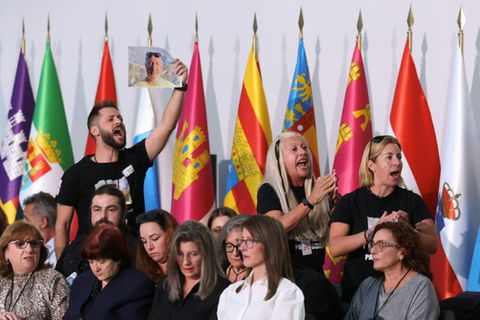 Angehörige der Opfer bei der Trauerfeier