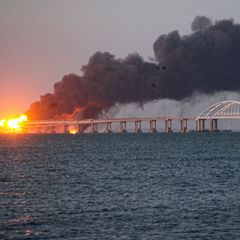 Bei der Explosion wurde die Brücke zur Krim schwer beschädigt. (Archivbild) Foto: Uncredited/AP/dpa