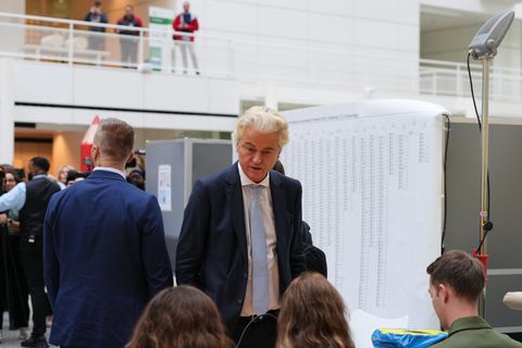 Der Rechtspopulist Geert Wilders hat einer ersten Prognose zufolge bei der Parlamentswahl in den Niederlanden seine Position als