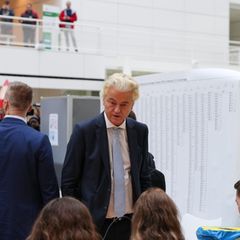 Der Rechtspopulist Geert Wilders hat einer ersten Prognose zufolge bei der Parlamentswahl in den Niederlanden seine Position als