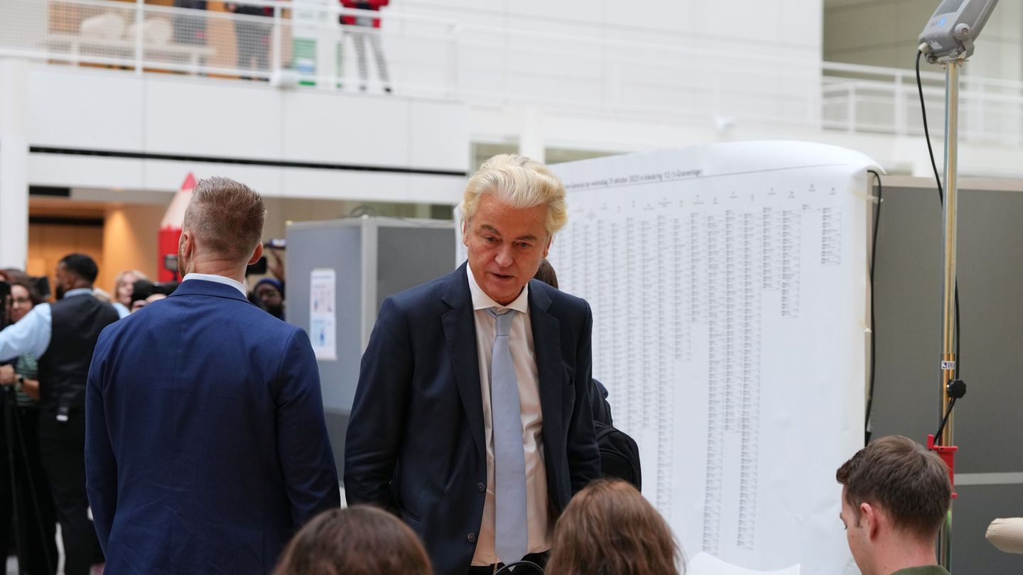 Der Rechtspopulist Geert Wilders hat einer ersten Prognose zufolge bei der Parlamentswahl in den Niederlanden seine Position als Der Rechtspopulist Geert Wilders hat einer ersten Prognose zufolge bei der Parlamentswahl in den Niederlanden seine Position als