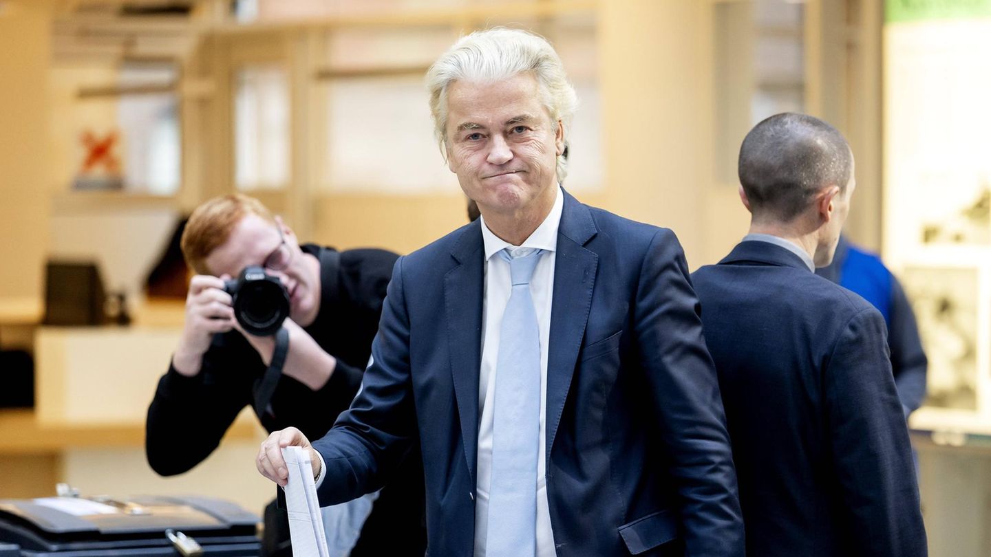Niederlande Geert Wilders Geert Wilders gibt bei der Parlamentswahl in den Niederlanden seine Stimme ab