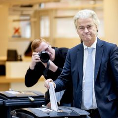 Geert Wilders gibt bei der Parlamentswahl in den Niederlanden seine Stimme ab