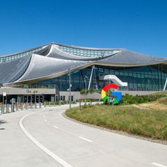 Googles Anzeigenerlöse sind der Geldbringer des Internet-Konzerns. (Archivbild) Foto: Andrej Sokolow/dpa