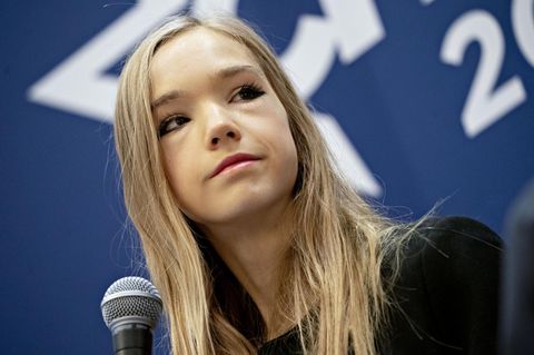 Naomi Seibt Naomi Seibt hält auf einer Bühne ein Mikro