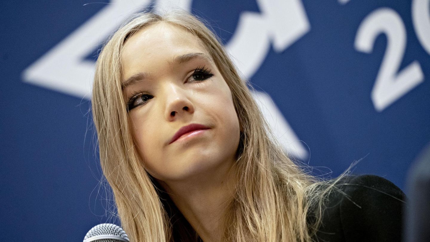 Naomi Seibt Naomi Seibt hält auf einer Bühne ein Mikro