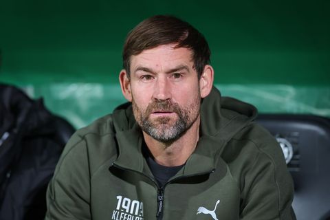 Wieder eine Niederlage für Fürths Trainer Thomas Kleine. Foto: Daniel Karmann/dpa