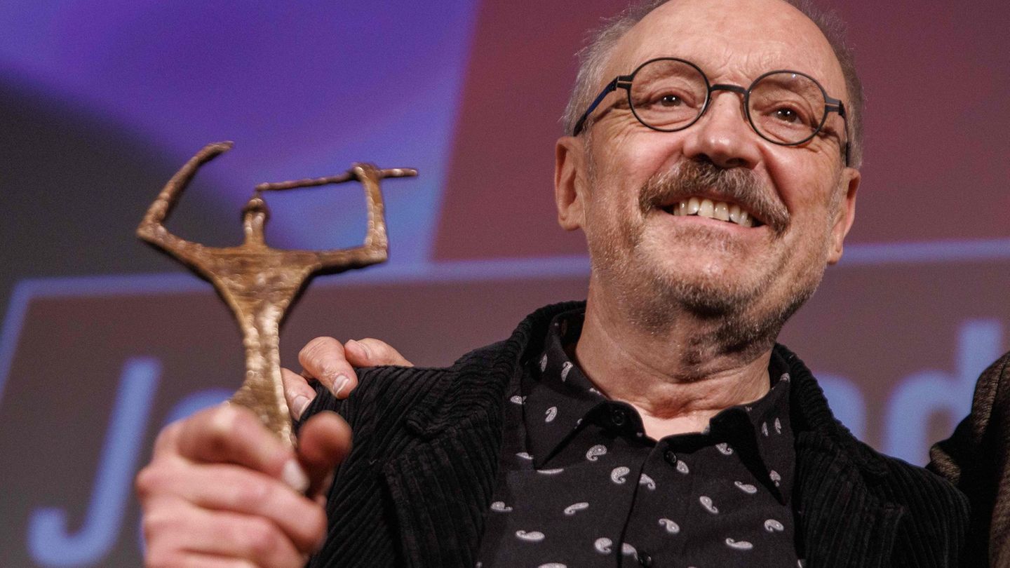 Hader wurde auch für seine spezielle künstlerische Handschrift geehrt. Foto: Carsten Koall/dpa Hader wurde auch für seine spezielle künstlerische Handschrift geehrt. Foto: Carsten Koall/dpa