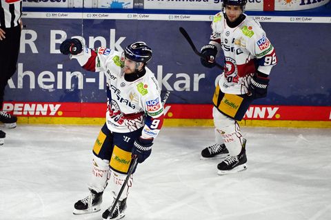 Angreifer Ty Ronning (l) erzielte den Siegtreffer der Eisbären Berlin gegen die Adler Mannheim. Foto: Uli Deck/dpa