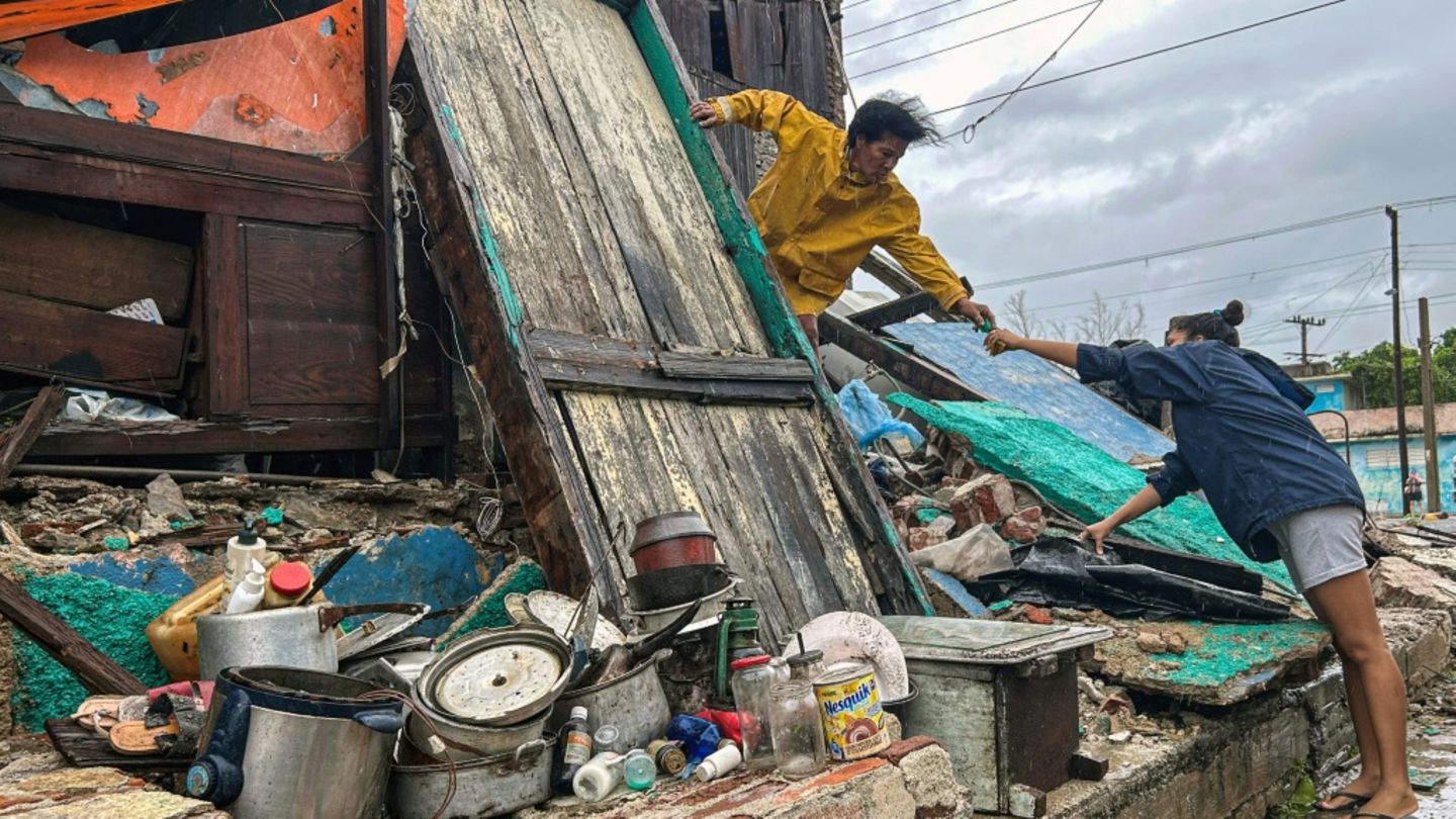 Eine Familie in Santiago de Cuba, deren Haus zerstört worden ist Eine Familie in Santiago de Cuba, deren Haus zerstört worden ist