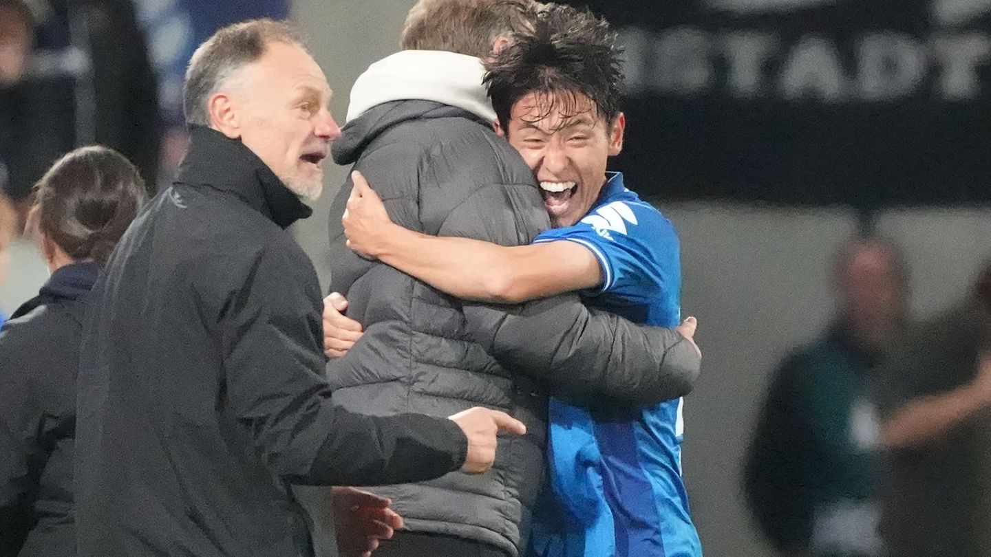 Der Darmstädter Hiroki Akiyama leitete das Darmstädter Torfestival gegen Schalke ein. Foto: Marc Schüler/dpa Der Darmstädter Hiroki Akiyama leitete das Darmstädter Torfestival gegen Schalke ein. Foto: Marc Schüler/dpa