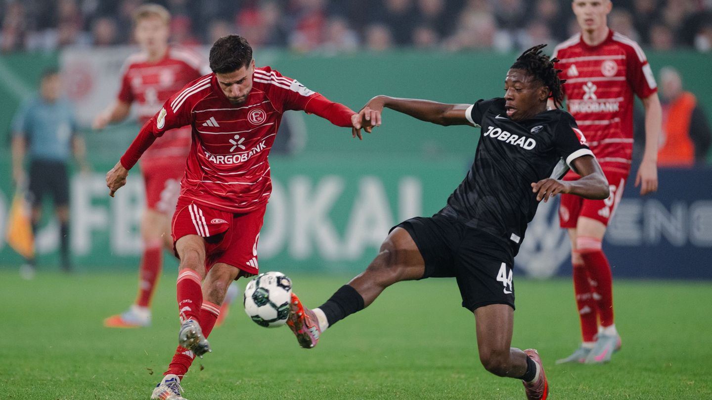 Azzouzi (l) war Düsseldorfs auffälligster Spieler. Foto: Marius Becker/dpa Azzouzi (l) war Düsseldorfs auffälligster Spieler. Foto: Marius Becker/dpa
