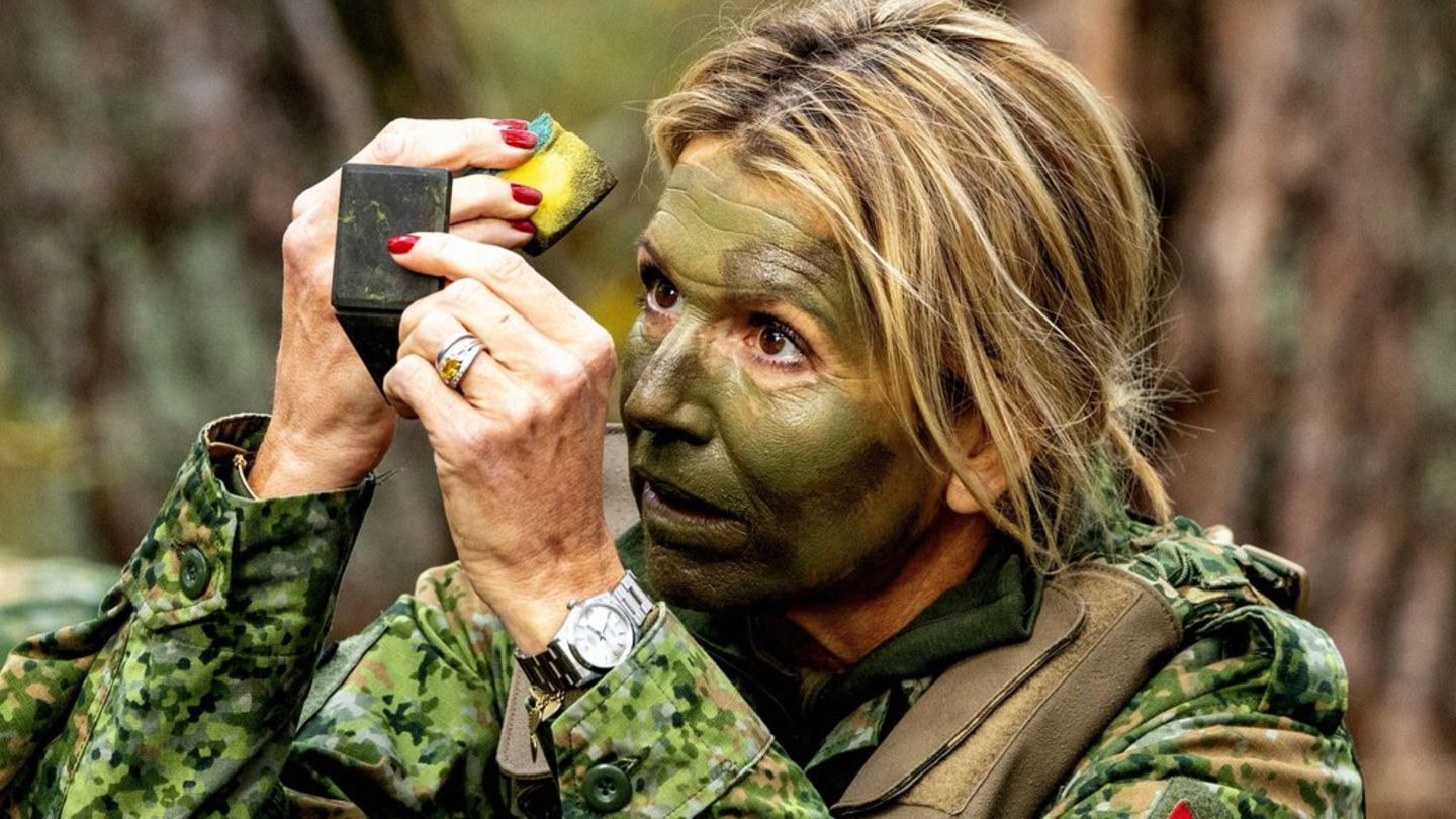 Königin Máxima bei der Übung der Militärpolizei. Königin Máxima bei der Übung der Militärpolizei.