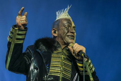 Till Lindemann singt zum Auftakt der Solo-Tournee vor rund 10.000 Menschen in Leipzig. Foto: Jan Woitas/dpa