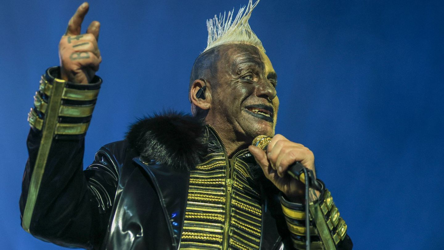Till Lindemann singt zum Auftakt der Solo-Tournee vor rund 10.000 Menschen in Leipzig. Foto: Jan Woitas/dpa Till Lindemann singt zum Auftakt der Solo-Tournee vor rund 10.000 Menschen in Leipzig. Foto: Jan Woitas/dpa