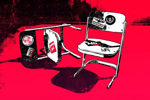 Zwei Schul-Stühle in einer illustrativen Darstellung, beklebt mit rechten Aufklebern, Einfluss AfD