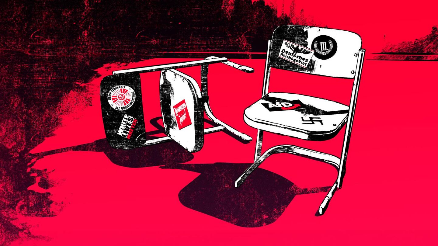 Zwei Schul-Stühle in einer illustrativen Darstellung, beklebt mit rechten Aufklebern, Einfluss AfD