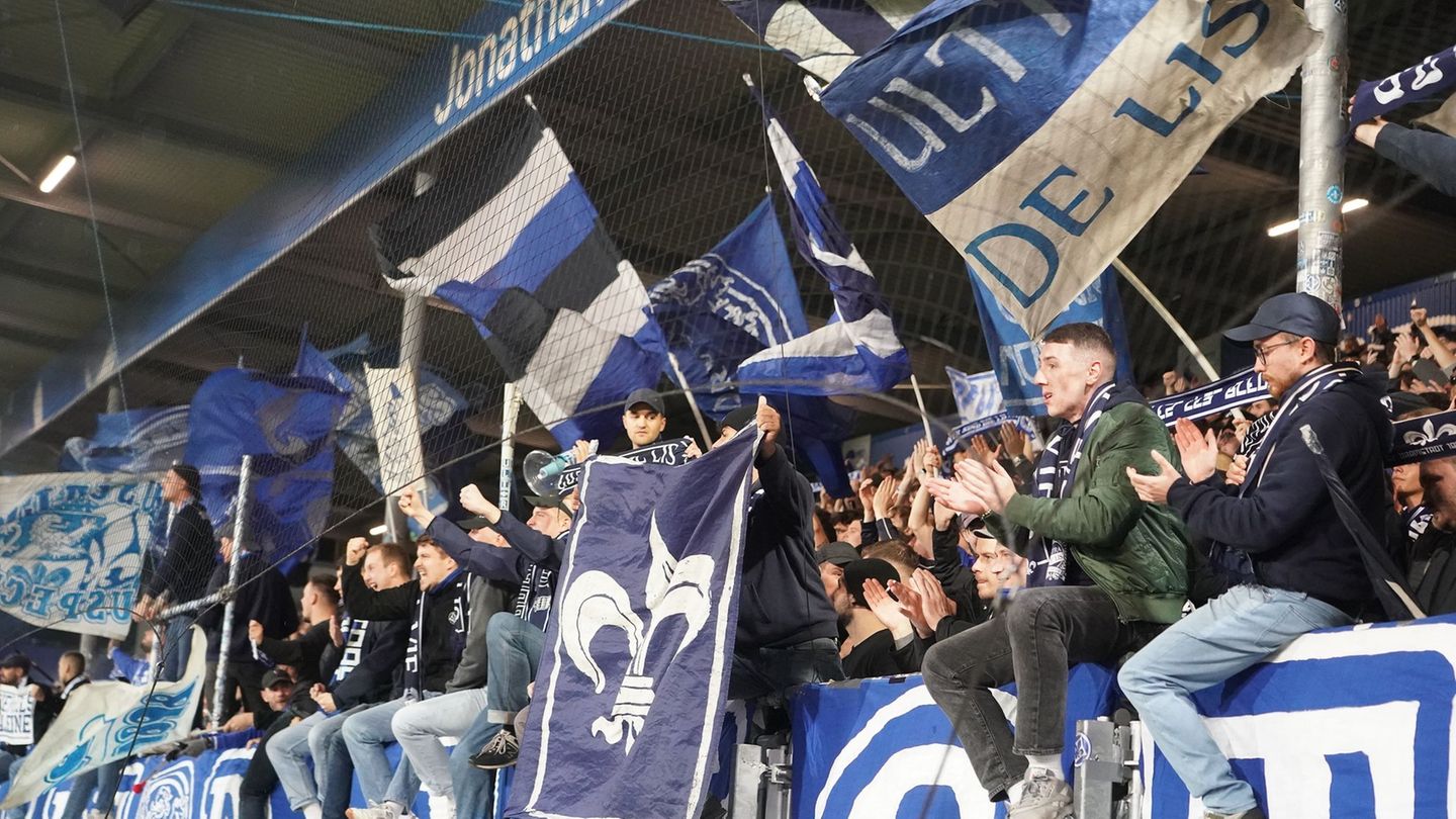 Die Fans stellten in Darmstadt zwischendurch ihre Unterstützung ein. Foto: Marc Schüler/dpa