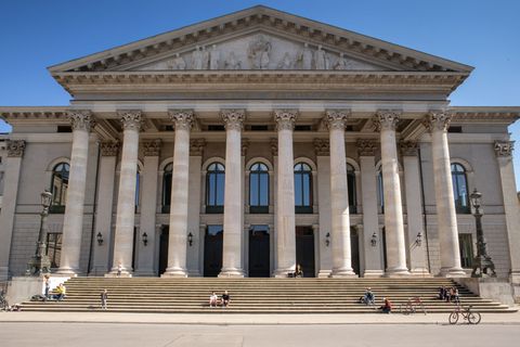 Die Staatsoper startet frisch (teil)saniert in die neue Spielzeit. Foto: Peter Kneffel/dpa