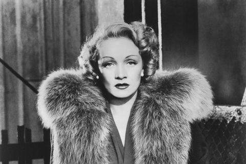 Pelz: Marlene Dietrich in einem Fellmantel Pelz: Marlene Dietrich in einem Fellmantel