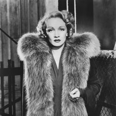 Pelz: Marlene Dietrich in einem Fellmantel