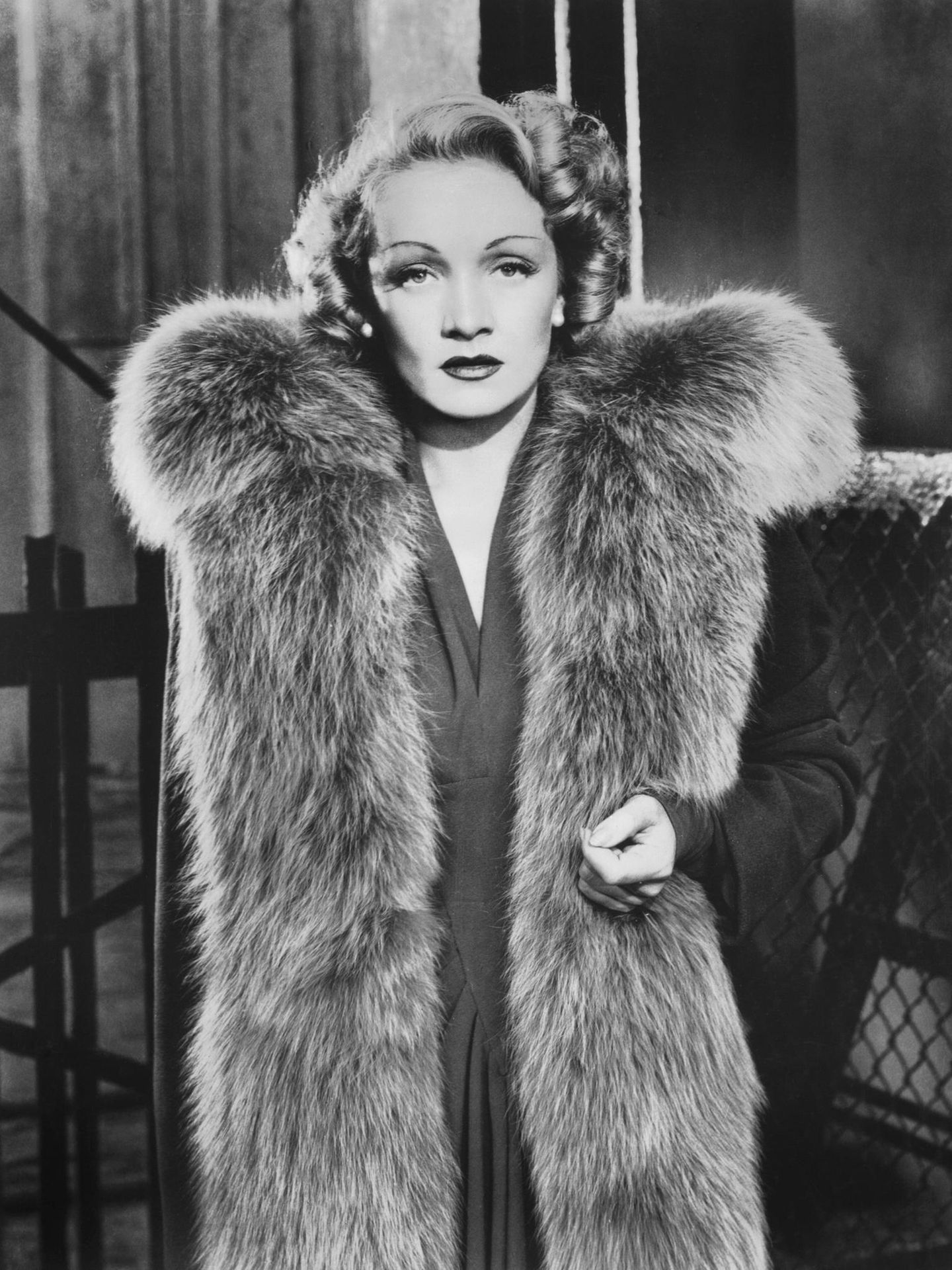 Pelz: Marlene Dietrich in einem Fellmantel