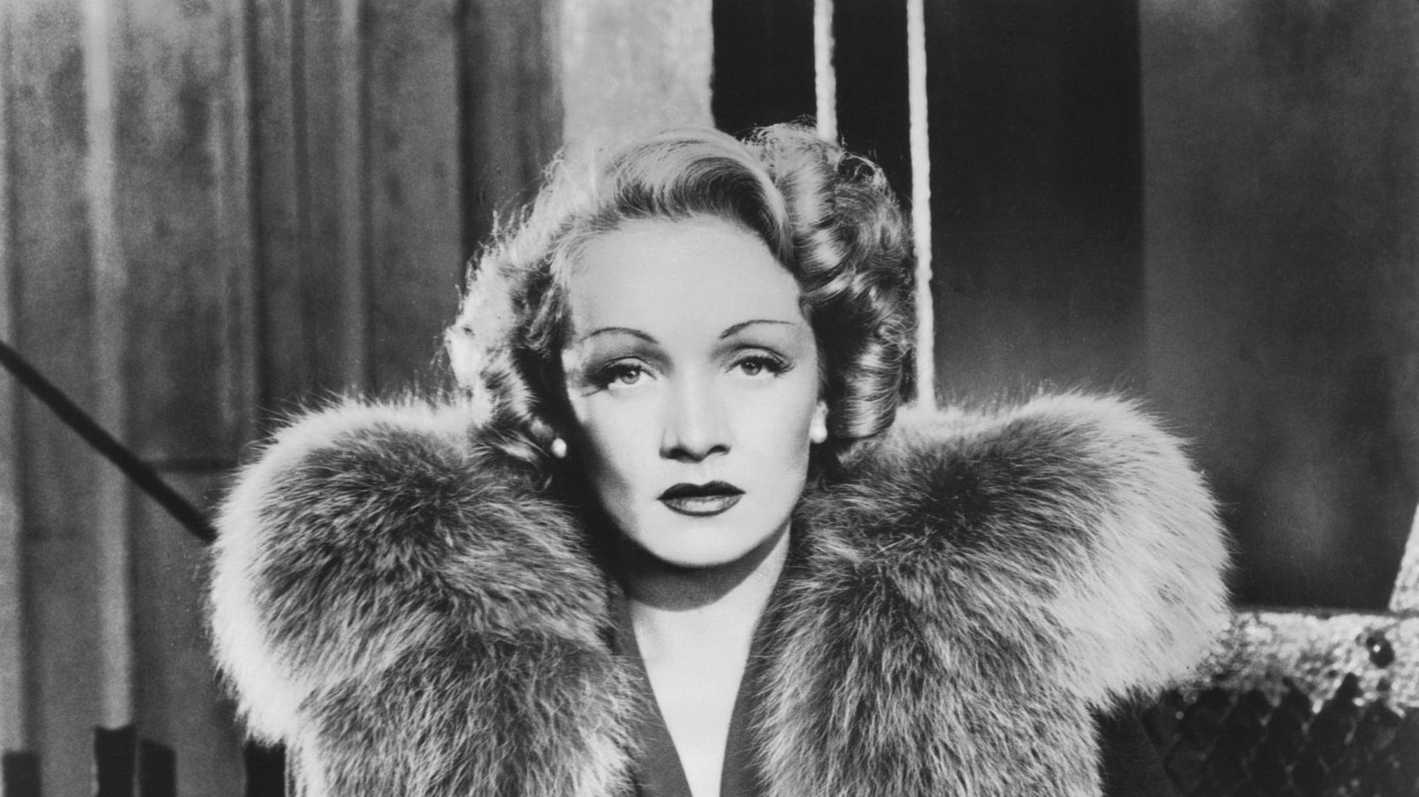 Pelz: Marlene Dietrich in einem Fellmantel Pelz: Marlene Dietrich in einem Fellmantel