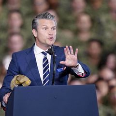 Verkündet schon wieder einen tödlichen US-Angriff auf ein Boot im Pazifik - Pentagon-Chef Hegseth. Foto: ---/kyodo/dpa