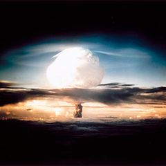 Eine Atomwaffe detoniert im Südpazifik