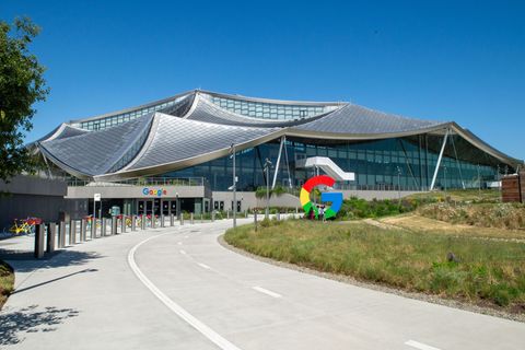 Googles Anzeigenerlöse sind der Geldbringer des Internet-Konzerns. (Archivbild) Foto: Andrej Sokolow/dpa