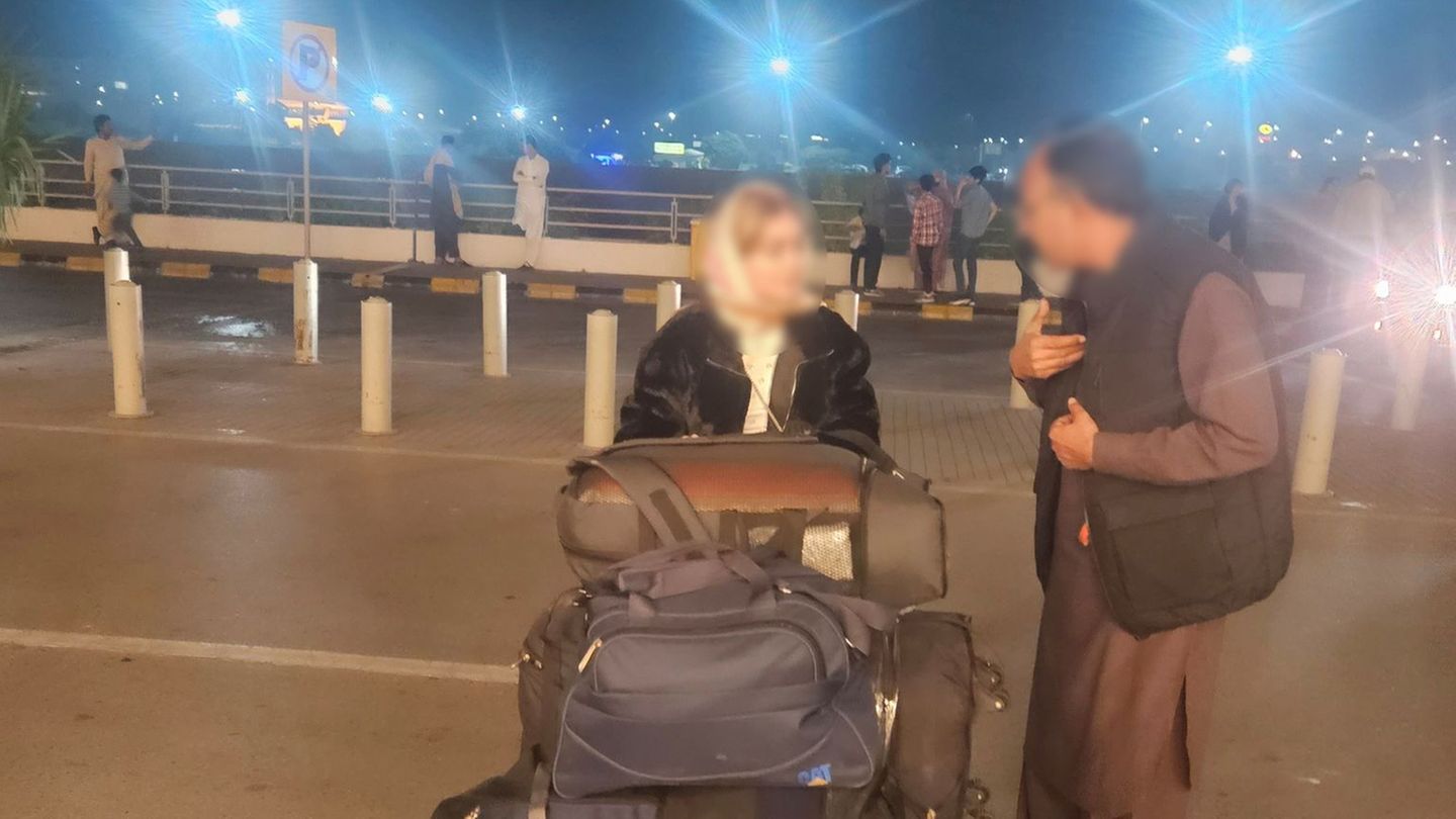 Afghanen fliegen aus Pakistan nach Deutschland. Foto: Zia Khan/dpa