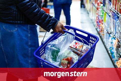 Eine Frau geht in einem Supermarkt in den USA einkaufen.
