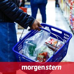 Eine Frau geht in einem Supermarkt in den USA einkaufen.